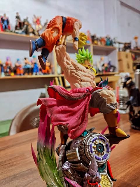 Broly vs Goku Action Figurine (28cm): A Legendary Showdown