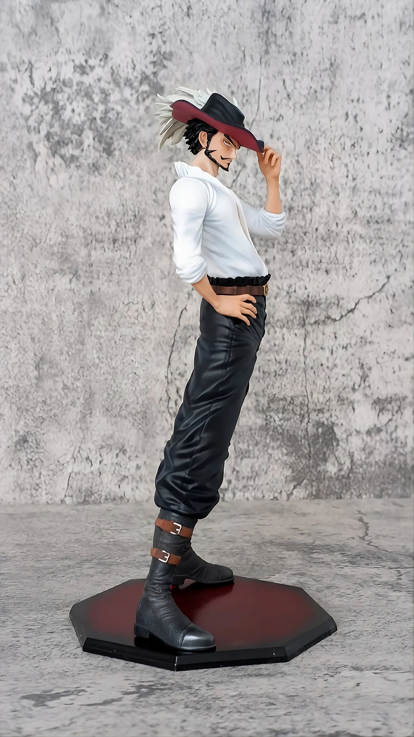 One Piece Dracule Mihawk White Suit Ver. PVC Action Figure Battle Statue